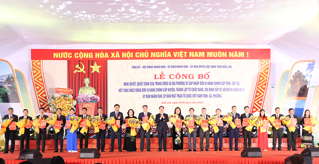 Đồng chí Tạ Anh Tuấn - Phó Bí thư Tỉnh ủy, Chủ tịch UBND tỉnh trao Quyết định và tặng hoa chúc mừng các đồng chí Bí thư Đảng ủy xã, phường.